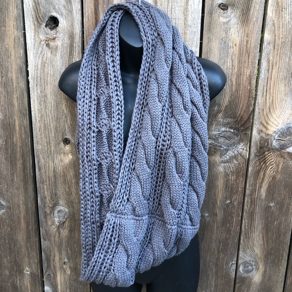Gray thick knit scarf